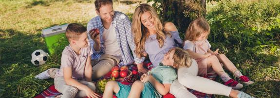 Glückliche und vitale Familie